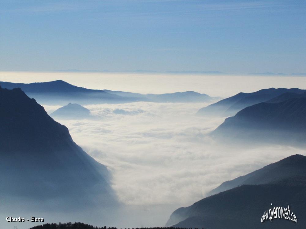 33 Monteisola sbuca dalla nebbia.JPG